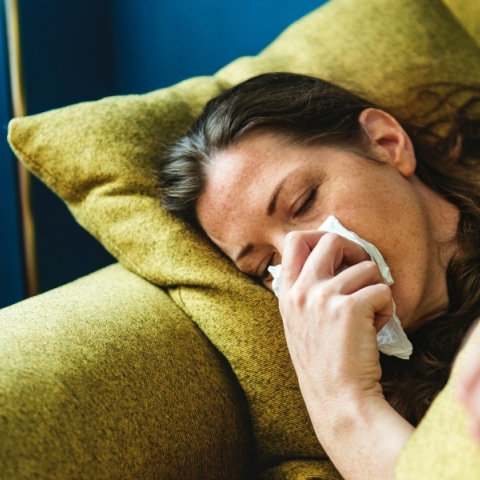 αρρωστη γυναικα με γριπη