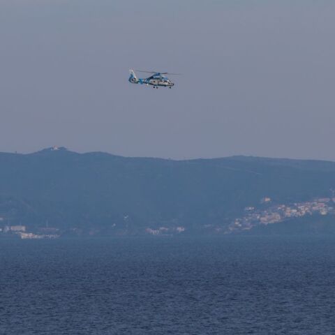 Ελικόπτερο ερευνά πάνω από τη θαλάσσια περιοχή στη Χίο