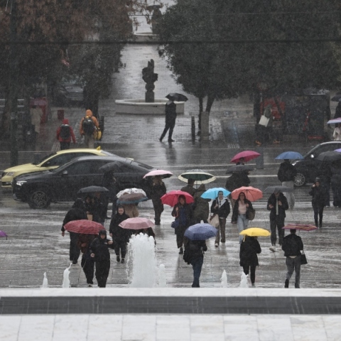 Καιρός, περαστικοι, βροχη