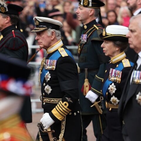 Ο βασιλιάς Κάρολος παίρνει αποστάσεις από τον αδελφό του Άντριου: «Βαθιά ανησυχία» για τις νέες καταγγελίες