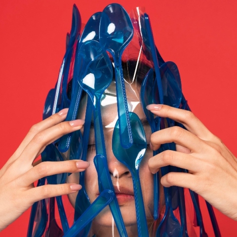 Μπορεί η διατροφή να βοηθήσει το σώμα μας να «ξεφορτωθεί» τα μικροπλαστικά;