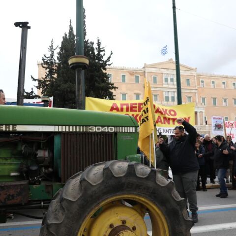 Αγρότες πάνω στα τρακτέρ τους μπροστά από τη Βουλή στο Σύνταγμα