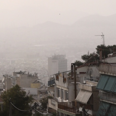 Στο έλεος της κακοκαιρίας και της αφρικανικής σκόνης η χώρα: Πώς θα εξελιχθούν τα φαινόμενα