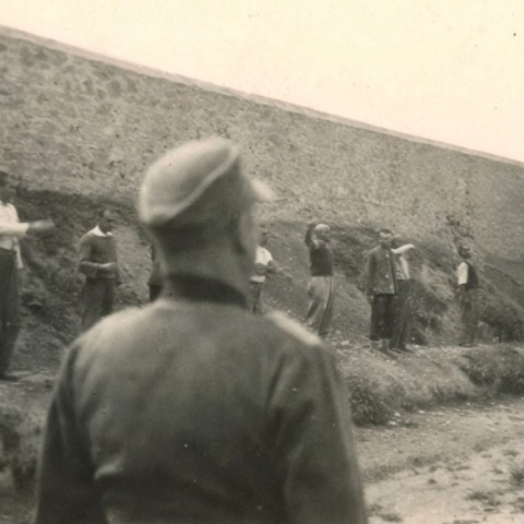 Η ανάρτηση του Greece at WWII Archives για τις εικόνες της Καισαριανής