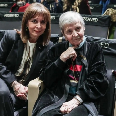 Η Κατερίνα Σακελλαροπούλου αποχαιρετά την Ελένη Γλύκατζη-ΑΡΒΕΛΕΡ	