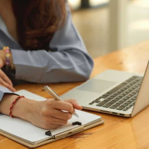 ΔΥΠΑ, εργαζομενη