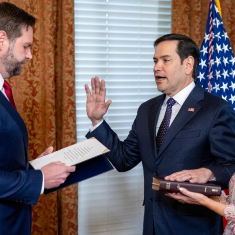 Ο αντιπρόεδρος Τζ. Ντ. Βανς ορκίζει τον Μάρκο Ρούμπιο ως υπουργό Εξωτερικών των ΗΠΑ 