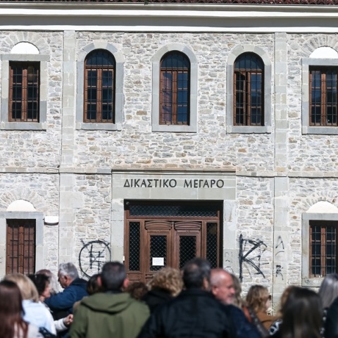 Απολογείται ο ιδιοκτήτης της Βιολάντα - Έξω από το δικαστήριο εργαζόμενοι ως ένδειξη συμπαράστασης