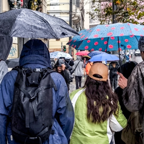 Καιρός, περαστικοι, βροχη