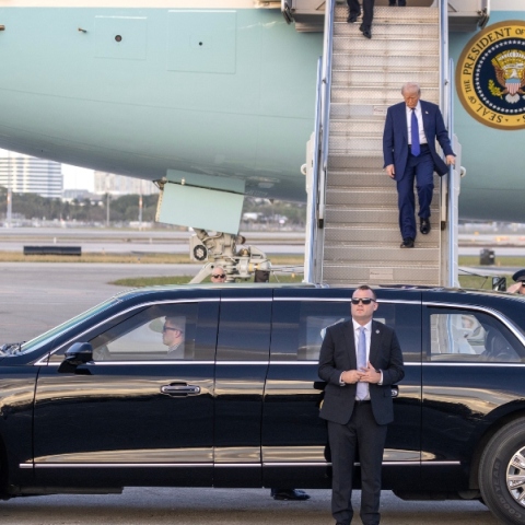 Ο Ντόναλντ Τραμπ αποβιβάζεται από το Air Force One μετά την άφιξή του στο αεροδρόμιο του Γουέστ Παλμ Μπιτς, στη Φλόριντα