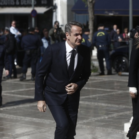 Ο πρωθυπουργός Κυριάκος Μητσοτάκης και η σύζυγός του Μαρέβα Γκραμπόφσκι προσέρχονται στη Μητρόπολη Αθηνών για να παραστούν στην κηδεία της Ακαδημαϊκού Ελένης Γλύκατζη-Αρβελέρ