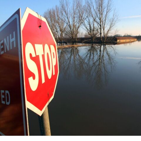 H στάθμη του ποταμού Έβρου ανεβαίνει σε πινακίδες της περιοχής