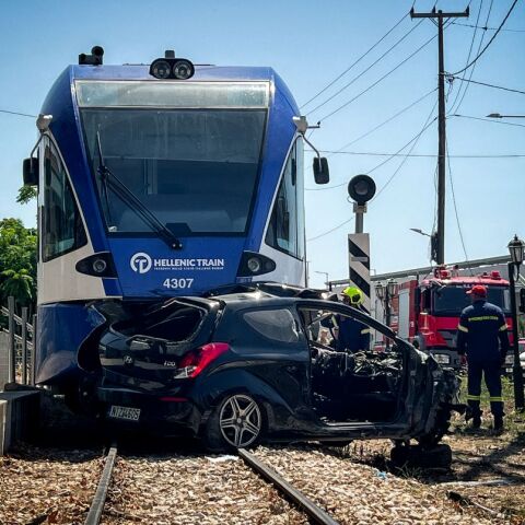 Σύγκρουση ΙΧ με τον Προαστιακό στην Πάτρα