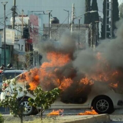 Καμένα αυτοκίνητα σε δρόμο της Γκουανταλαχάρα, μετά την εξόντωση του «El Mencho»