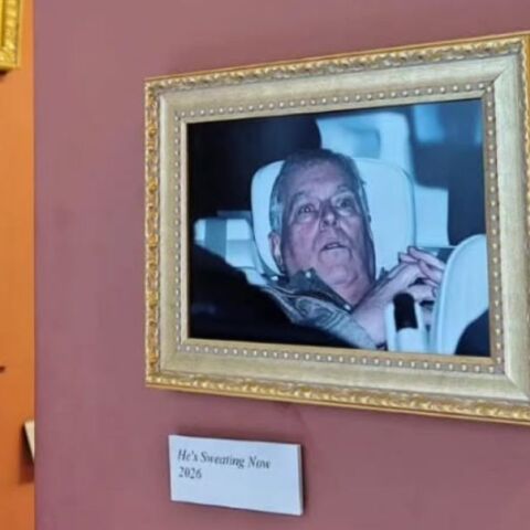 Η εξευτελιστική φωτογραφία του Πρίγκηπα Άντριου στο Λούβρο