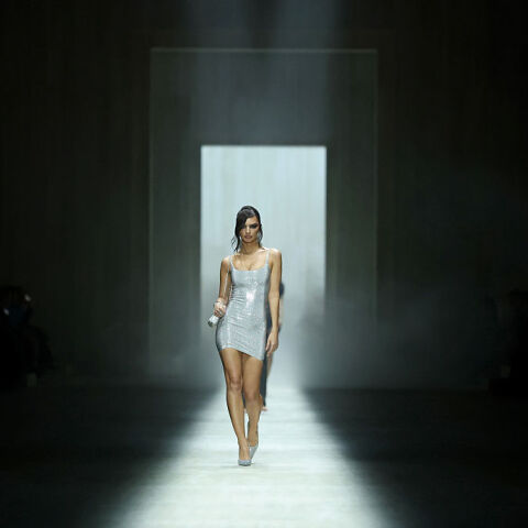 Αντικείμενο συζήτησης το περίεργο περπάτημα της Έμιλι Ραταϊκόφσκι στο show της Gucci