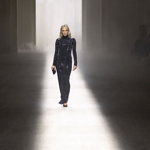 Η στιγμή που η Κέιτ Μος ανάβει φωτιές στο Μιλάνο με ένα thong φόρεμα