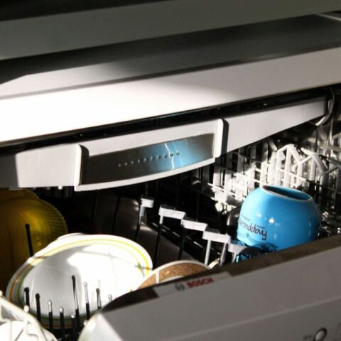 11 πράγματα που μπαίνουν στο πλυντήριο πιάτων και 7 που δεν πρέπει να μπουν ποτέ