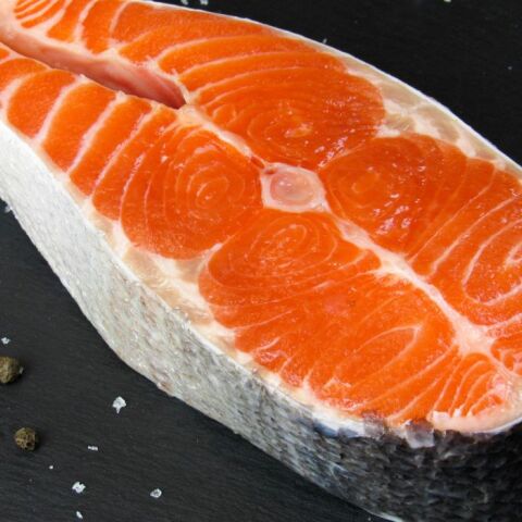 Πρέπει να αφαιρούμε τελικά την πέτσα από τον σολομό;