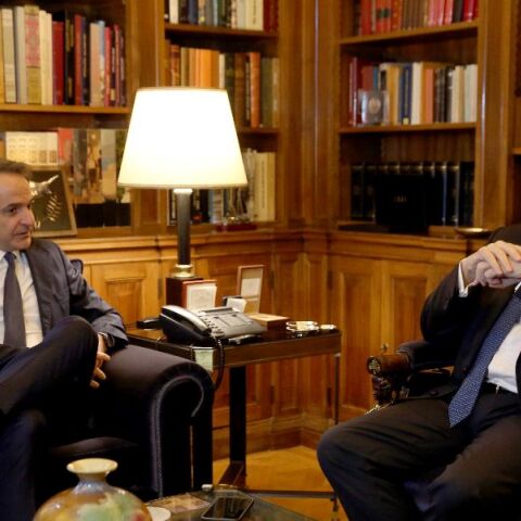 Επικοινωνία Τασούλα-Μητσοτάκη για τις εξελίξεις στη Μέση Ανατολή και την στρατιωτική συνδρομή της Ελλάδας στην Κύπρο