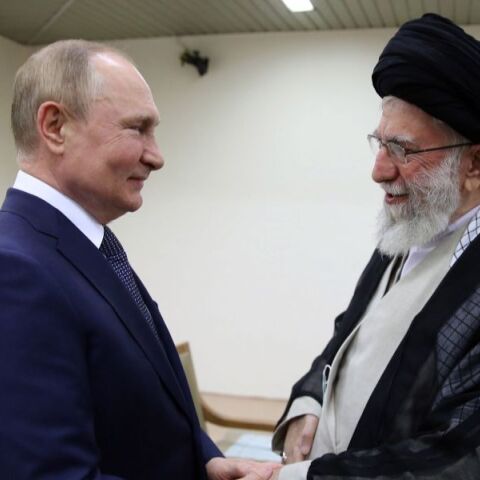 Politico: Γιατί ο θάνατος του Χαμενεΐ χτύπησε τον Πούτιν «εκεί που πονάει»