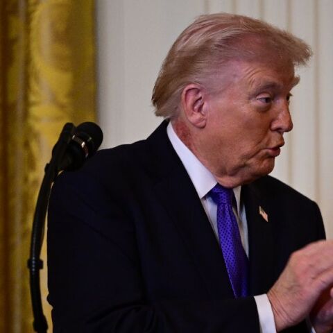 Ντόναλντ Τραμπ: Νέες φήμες για την πορεία της υγείας του - Το κόκκινο εξάνθημα στον λαιμό