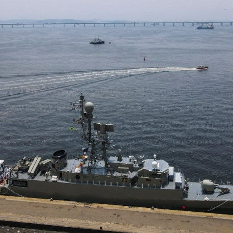 Η φρεγάτα IRIS Dena αγκυροβολημένη στο λιμάνι του Ρίο ντε Τζανέιρο