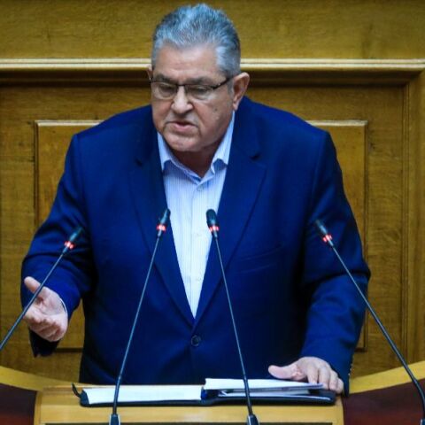 Ο γραμματέας του ΚΚΕ, Δημήτρης Κουτσούμπας στο βήμα της Βουλής