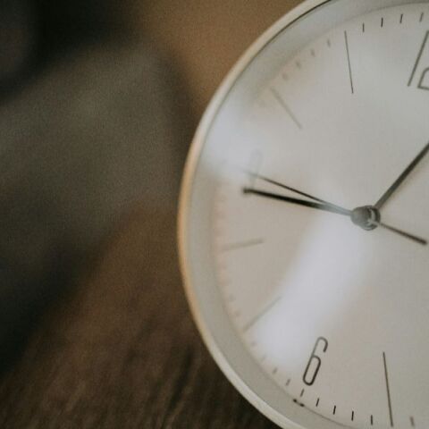 Αλλαγή Ώρας 2026: Σε πόσες μέρες γυρίζουμε τα ρολόγια μας μία ώρα μπροστά