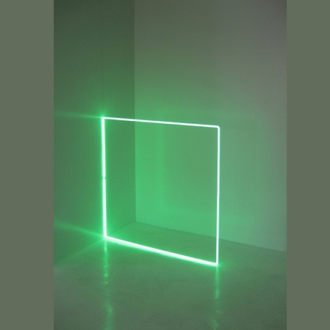 Stephen Antonakos, EGL Green Square on the Floor, 1973, νέον, 121 x 121 εκ. StephenAntonakosStudio LLC. Allrightsreserved.