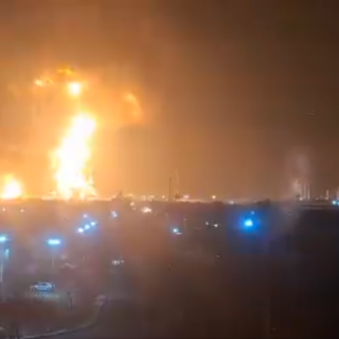 Η ισραηλινή αεροπορία πλήττει ιρανικές πετρελαϊκές υποδομές στην Τεχεράνη