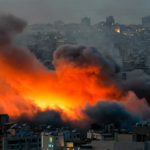 Καπνός και φλόγες αναδύονται μετά από ισραηλινή αεροπορική επιδρομή στην Νταχίχ, ένα προάστιο στα νότια της Βηρυτού