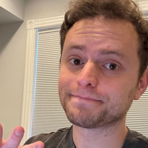 Ποιος είναι ο Άαρον Πάρνας ο 26χρονος που ενημερώνει εκατομμύρια για την πολιτική μέσω TikTok