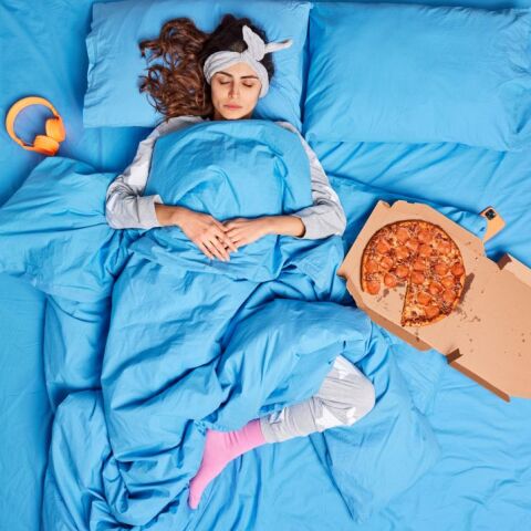 Γυναίκα που κοιμάται, ανάμεσα σε τρόφιμα