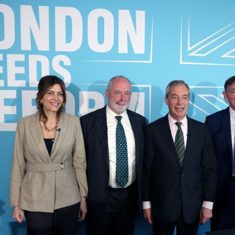 Ο Νάιτζελ Φάραντζ με στελέχη του κόμματός του, Reform UK