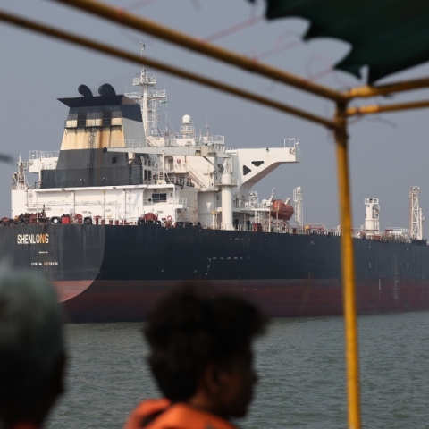 πετρελαιοφόρα στο Στενό του Ορμούζ