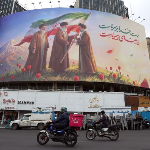 Γιγαντιαίο πανό σε κτήριο στη Τεχεράνη, δείχνει τον Αγιατολάχ Χομεϊνι, τον Αλί Χαμενεϊ και τον Μοτζτάμπα Χαμενεϊ