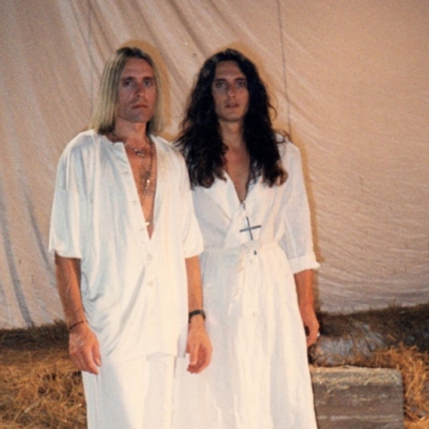 Ο Γιάννης Ευθυμίου και ο Γιώργος Γκικοδήμας στα γυρίσματα του βίντεοκλιπ «Μέσα Στα Δυο Της Μάτια»