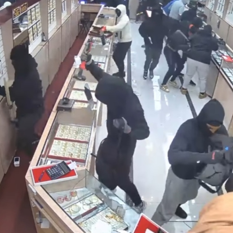 Βίντεο με τουλάχιστον 20 ληστές να σπάνε κοσμηματοπωλείο