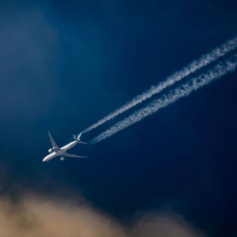 Αεροπλάνο αφήνει ίχνη στον ουρανό