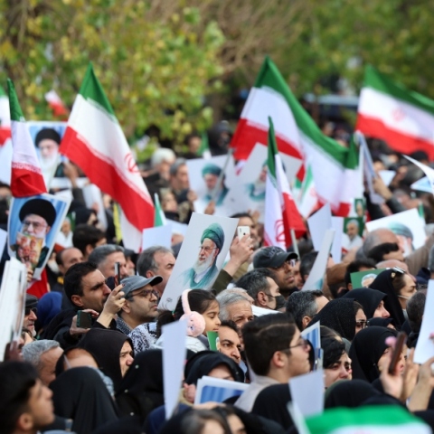 Πενθούντες με σημαίες και πορτρέτα του Ιρανού Ανώτατου Ηγέτη Αγιατολάχ Αλί Χαμενεΐ κατά τη διάρκεια κηδείας στην Τεχεράνη