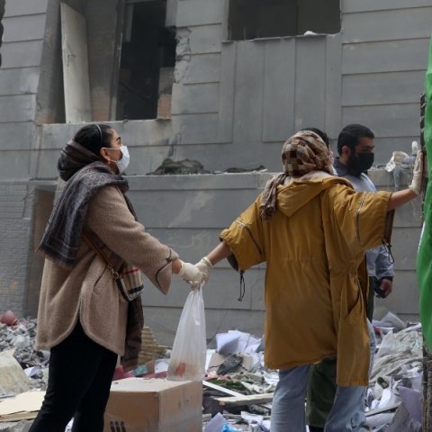 Ιρανές αδελφές μπροστά από το κατεστραμμένο κτίριο κατοικιών τους στη νότια Τεχεράνη