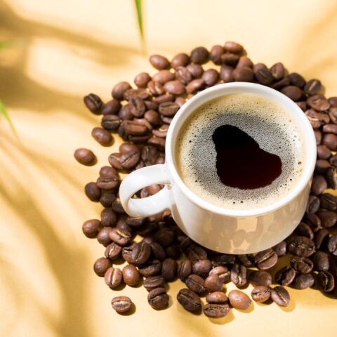 Μια κούπα καφέ, ανάμεσα σε κόκκους