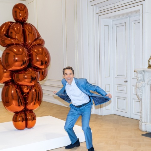 O Jeff Koons με το έργο του Balloon Venus Lespugue(Orange)στο Μουσείο Κυκλαδικής Τέχνης