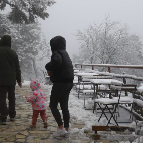 Εντυπωσιακές «χειμωνιάτικες» εικόνες από την Πάρνηθα την πρώτη μέρα της άνοιξης