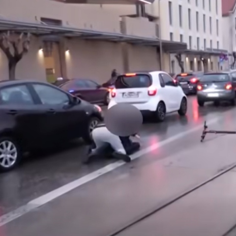Πάτρα:  Νεαροί σε δικάβαλο πατίνι έπεσαν σε live μετάδοση - Βίντεο
