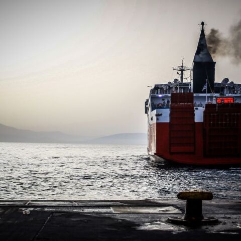 Πλοίο στο λιμάνι της Ραφήνας