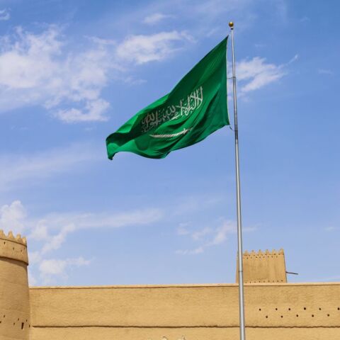 H σημαία της Σαουδικής Αραβίας σε δημόσιο κτήριο