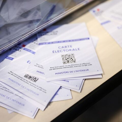 Κάρτες ψηφοφορίας, σε εκλογικό κέντρο στο Παρίσι