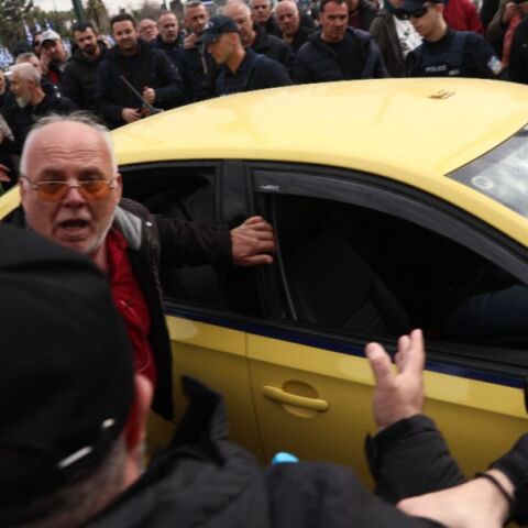 Ένταση μεταξύ οδηγών ταξί στο Σύνταγμα - Φραστικές επιθέσεις σε οδηγό που δούλευε, του πέταξαν καφέδες